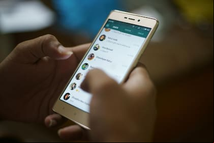 Con una aplicación se pueden escuchar los mensajes escritos que llegan por WhatsApp