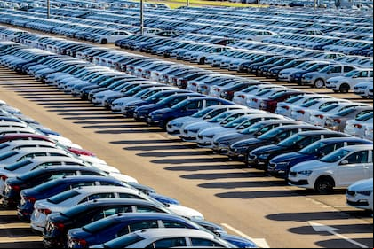 concesionaria de autos
vista
venta volante
entrega
compra
nuevo auto
llaves
comprar transaccion
MOVILIDAD
foto: SHUTTERSTOCK