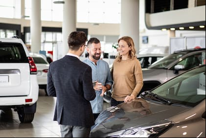 concesionaria de autos
vista
venta volante
entrega
compra
nuevo auto
llaves
comprar transaccion
MOVILIDAD
foto: SHUTTERSTOCK