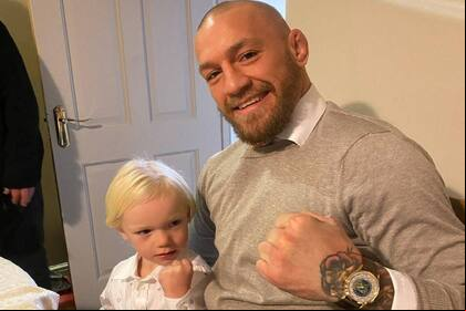Connor McGregor junto a su hijo de tres años