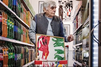 Creador incansable que transitó el Instituto Di Tella, a los 82 años, expone en un minimercado chino de la ciudad