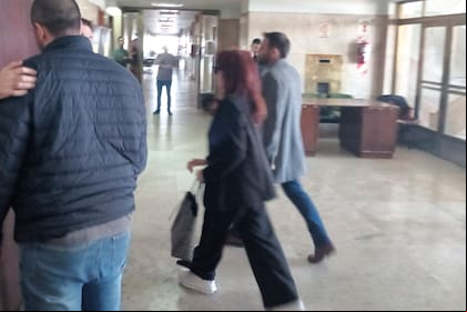 Cristina Kirchner, ayer, notificándose de un fallo de Vialidad en Comodoro Py