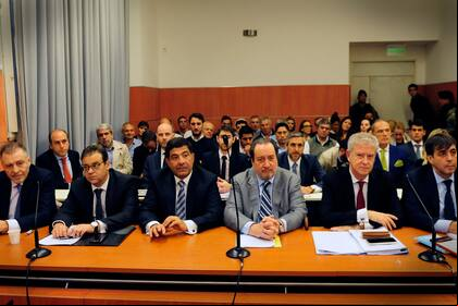 Cristóbal López, Ricardo Echegaray y Fabián De Sousa, junto a sus abogados