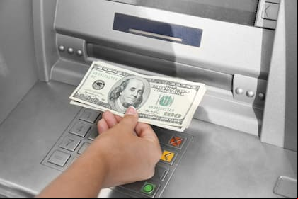 Cuál es el procedimiento para obtener dólares en efectivo a través del cajero