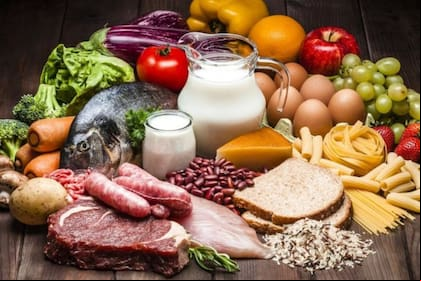 ¿Cuáles de estos alimentos no deberían faltar en tu dieta? Entre los que aportan nutrientes que protejen la salud figuran las uvas, el tomate y los garbanzos