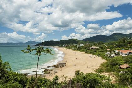 Cuánto cuesta ir de vacaciones a Brasil y con qué conviene pagar allá