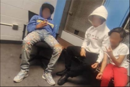 Cuatro menores fueron arrestados tras agredir a dos oficiales en medio de un intento de robo en Times Square, según la Policía de Nueva York