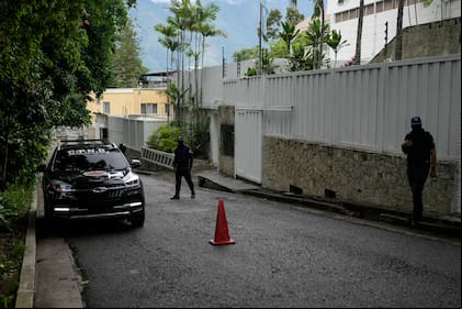 Custodiada por el régimen de Maduro y sin solución para los asilados continúa hasta hoy la embajada argentina en Caracas