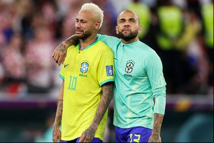 Dani Alves y Neymar se lamentan juntos tras la eliminación de Brasil del Mundial de Qatar; unos días después,el defensor sería deternido, involucrado en un caso de violación