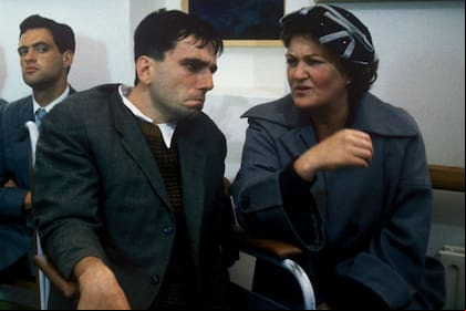 Daniel Day-Lewis en una escena de la película Mi pie izquierdo, del año 1989, que inspiró el nombre del grupo que cuenta historias de parálisis cerebral