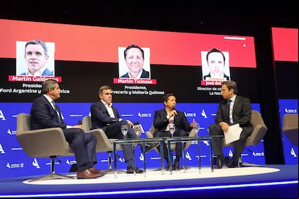 Daniel Ketchibachian (Aeropuertos Argentina), Martín Galdeano (Ford) y Martín Ticinese (Quilmes) y José Del Rio (LA NACION), en el AmCham Summit