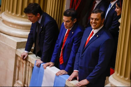 Daniel Parisini, conocido como "El Gordo Dan", en un palco del Congreso con el viceministro de Justicia, Sebastián Amieiro, y el asesor de Milei Santiago Caputo