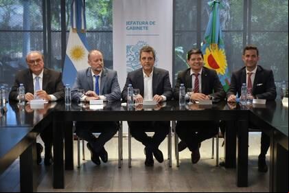 (de izq. a der) El secretario de Industria y Desarrollo Productivo de la Nación, José Ignacio de Mendiguren; el jefe de Gabinete de la provincia de Buenos Aires, Martín Insaurralde; el ministro de Economía Sergio Massa; el titular de la CAME, Alfredo González; y el secretario de Comercio Interior, Matías Tombolini