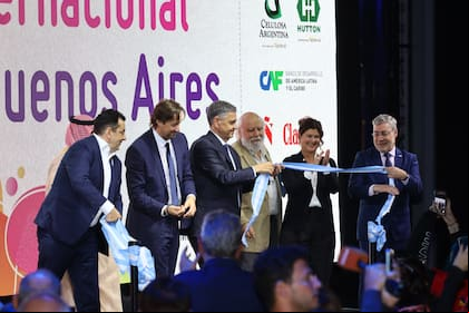 De izquierda a derecha, en el tradicional corte de la cinta inaugural: el Secretario de Cultura de la Nación Leonardo Cifelli, el presidente de la Fundación El Libro Christian Rainone, el Jefe de Gobierno porteño Jorge Macri, el escritor Juan Sasturain, la ministra de Cultura de la ciudad Gabriela Ricardes y el director de la Feria Ezequiel Martínez