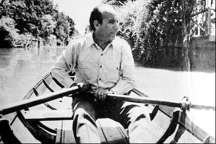 De Sarmiento a Walsh, de Conti a Bellessi, muchos autores han encontrado refugio e inspiración a la vera del río, en un paisaje rústico y alejado de las urgencias urbanas. En la foto: Haroldo Conti