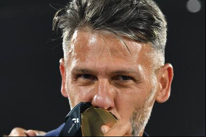 Demichelis besa la medalla de campeón de la Supercopa Argentina