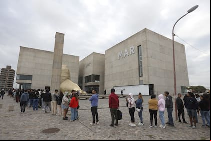 Desde cuatro horas antes de la apertura de la muestra del Indio Solari ya había fila para ingresar al museo de arte contemporáneo Mar