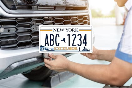 Desde el 16 de abril de 2025, Nueva York multará con US$50 a vehículos con matrículas sucias, cubiertas o alteradas