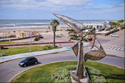 Dibujando Espacios de Pájaro Gómez. Parque escultórico de Pinamar