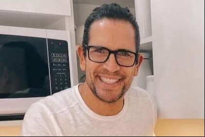 Diego Ramos tuvo que arreglar su auto en la calle y recibió puros elogios: “Mecánico hot”