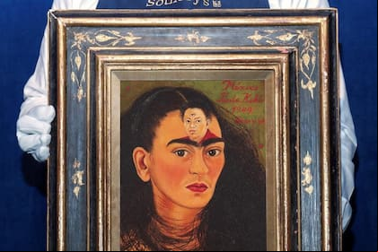 Diego y yo puede considerarse un retrato doble. Sobre la frente de Kahlo se ve una pequeña imagen de Rivera, con un tercer ojo