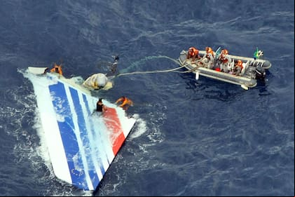 Diez años después de la muerte de 228 personas por el accidente del vuelo AF447 de Air en un avión Airbus que viajaba desde Río de Janeiro a París, la justicia sa sobreseyó tanto a la aerolínea como a la empresa fabricante y los familiares de las victimas apelarán la decisión