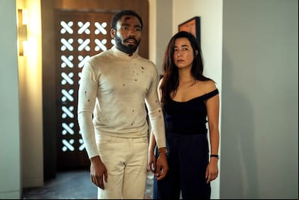 Donald Glover y Maya Erskine en Sr. y Sra. Smith