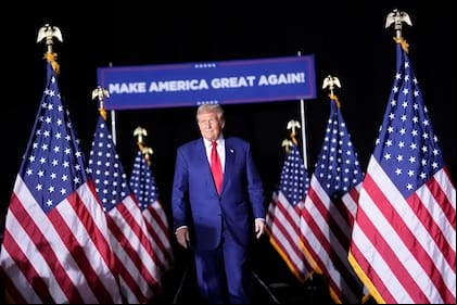 Donald Trump llega para hablar durante un mitin de campaña en Michigan