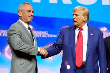 Donald Trump y Robert F. Kennedy durante un acto de campaña en Duluth, Georgia (Archivo)