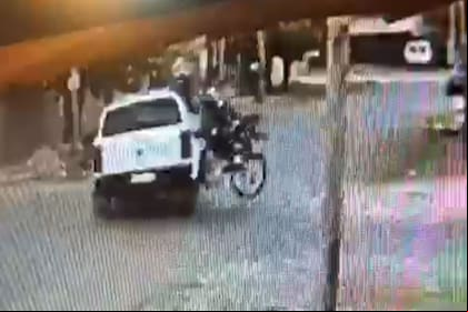 Dos motochorros escapaban de la policía y chocaron contra un patrullero