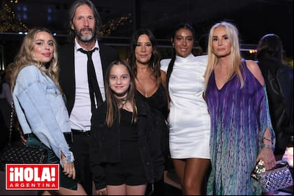Eduardo Celasco junto Florencia Fiorini, su pareja, y Paloma, la hija de ella, posan con Mariana Toledano, Josefina (con un diseño de Santiago Artemis) y Mercedes Sarrabayrouse (by Roberto Cavalli).