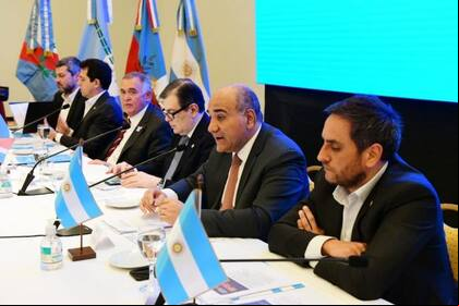 Eduardo "Wado" De Pedro y Juan Manzur encabezaron el encuentro con gobernadores del norte en Tucumán