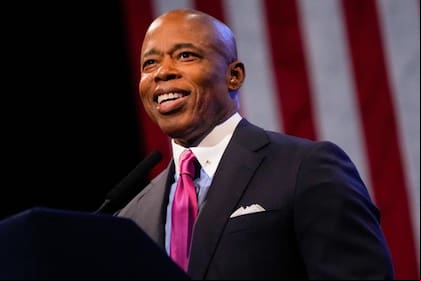 El alcalde de Nueva York, Eric Adams, pidió al gobierno federal ayuda para acelerar los permisos de trabajo de los migrantes