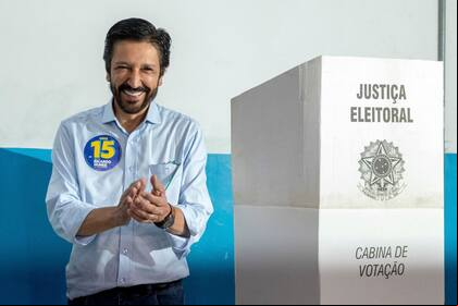 El alcalde de Sao Paulo y candidato a la reelección Ricardo Nunes, del Movimento Democratico Brasileiro (MDB), reacciona tras depositar su voto durante la primera vuelta de las elecciones municipales, en Sao Paulo, Brasil, el 6 de octubre de 2024.