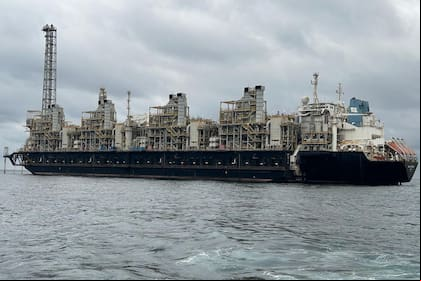 El año pasado, Pan American Energy y la noruega Golar LNG firmaron un acuerdo por 20 años para la instalación en la Argentina del buque Hilli Episeyo