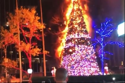 El árbol de Navidad frente a la sede de Fox News en el centro de Manhattan está en llamas. Un hombre sospechoso de iniciar el incendio está detenido