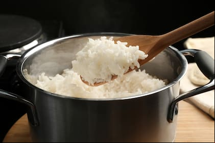 El arroz blanco es un alimento refinado y fuente de carbohidratos