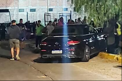 El auto atorpelló a tres personas, dos de ellas murieron