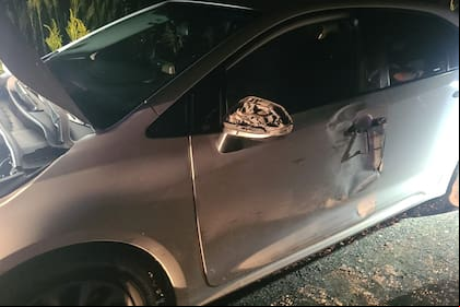 El auto con el que los delincuentes arrastraron al policía