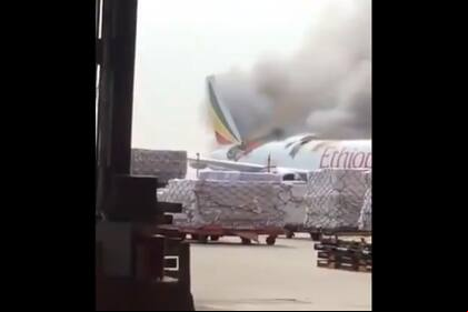 El avión comenzó a prenderse fuego y las imágenes quedaron grabadas en un video que se convirtió en viral