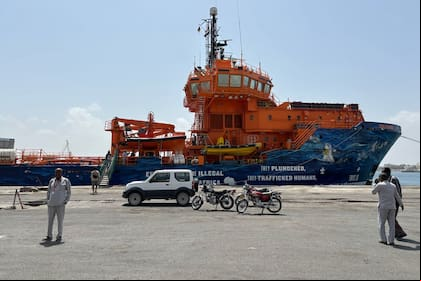 El barco de Solidaire, de Enrique Piñeyro y Carla Calabrese, llevó donaciones de la Cruz Roja a Sudán
