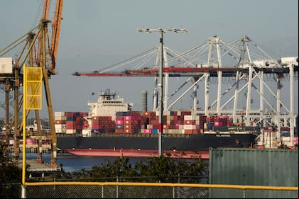 El barco pontacontenedores NYK Meteor se ve anclado en el Puerto de Los Ángeles el miércoles 9 de abril de 2025 en Los Ángeles. (AP Foto/Damian Dovarganes)