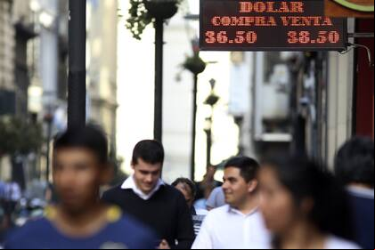 El billete retrocedió 6% y el riesgo país perforó los 600 puntos; se notó un ingreso de capitales del exterior para apostar a las altas tasas de interés