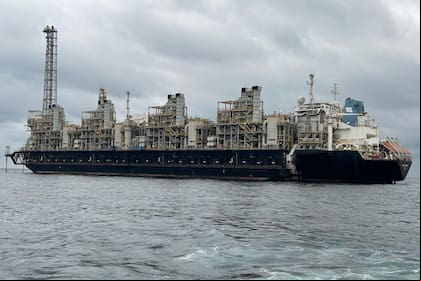 El buque FLNG Hilli de la empresa de Noruega Golar GNL, llegará a la Argentina para exportar 11,5 millones de metros cúbicos de gas a partir de 2027; tiene una longitud de casi 300 metros, fue construido en 1975 y reconvertido para el procesamiento de gas en 2017