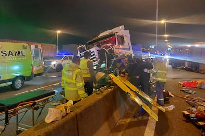 El camión después de ser chocado por un automovilista