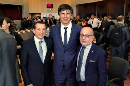 El canciller Jorge Faurie, transmite el anuncio por teléfono junto a Dante Sica y Horacio Reyser Travers