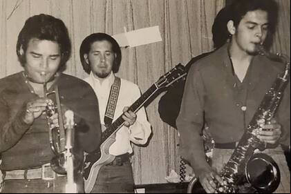 El cantautor Richard Bean (en la foto con el saxofón) escribió "Suavecito" mientras estaba en la escuela secundaria en San Francisco