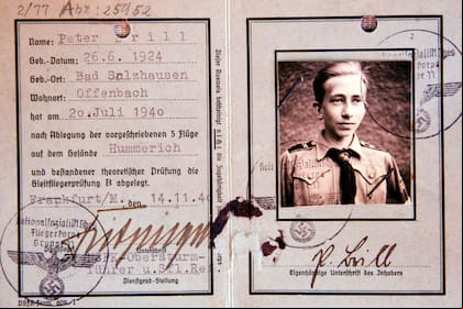 El carnet de afiliado a las Juventudes Hitlerianas. Entonces Peter Brill tenía 16 años