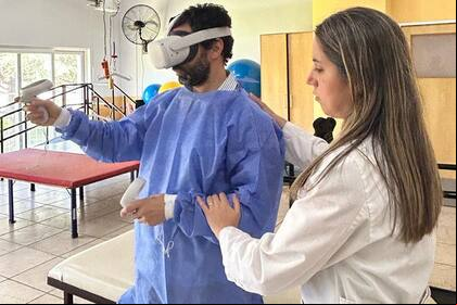 El Centro de Rehabilitación Los Pinos está experimentando con el uso de anteojos de realidad virtual en sus terapias