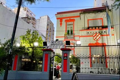 El Club Oeste, ubicado en Caballito, fue noticia por hacerle llegar su camiseta a Lionel Messi